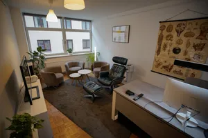 Trainingsraum mit Sesseln und Neurofeedback-Arbeitsplatz