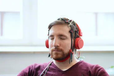 Neurofeedback training at home with closed eyes