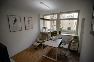 Behandlungsraum mit Schreibtisch und Liegesessel