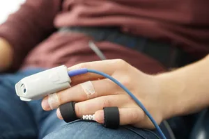 Biofeedback-Sensoren an der Hand eines Patienten