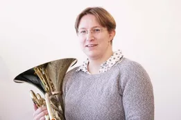 Anna Oberroither-Sieler mit ihrem Instrument