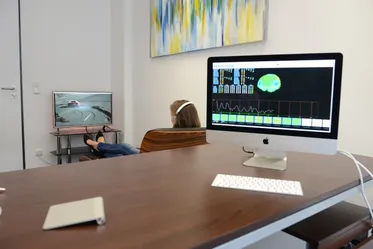 Patientin schaut während des Neurofeedback Trainings einen Film